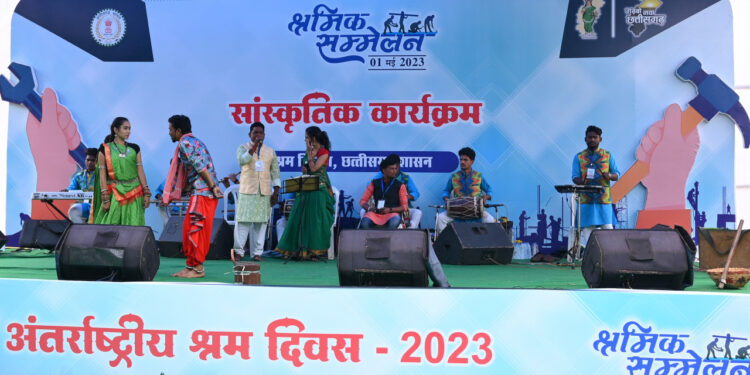 गजब विटामिन भरे हे छत्तीसगढ़ के बांसी में गीत की शानदार प्रस्तुति