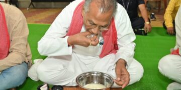 गृहमंत्री  ताम्रध्वज साहू ने बोरे-बासी खाकर श्रमिकों को दिया सम्मान