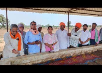 गौठानके नाम पर कांग्रेस का फर्जीवाड़ा चल व गौठान खोल व पोल के तहत भाजपा मंडल कोटा पदाधिकारियों ने ग्राम पंचायत कुंवारी मूं ड़ा गौठान में निरीक्षण में अनियमितता बाउंड्री वॉल  निर्माण निर्माण में घपला शेड निर्माण गुणवत्ता का पता नहीं गोबर खाद का पता नहीं