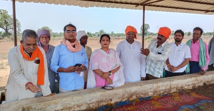 गौठानके नाम पर कांग्रेस का फर्जीवाड़ा चल व गौठान खोल व पोल के तहत भाजपा मंडल कोटा पदाधिकारियों ने ग्राम पंचायत कुंवारी मूं ड़ा गौठान में निरीक्षण में अनियमितता बाउंड्री वॉल  निर्माण निर्माण में घपला शेड निर्माण गुणवत्ता का पता नहीं गोबर खाद का पता नहीं