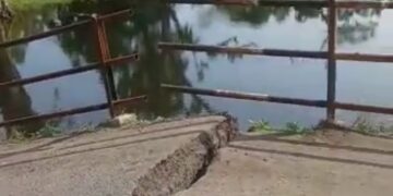 रतनपुर कोटा मुख्य मार्ग को फूल बीच से टूटा ,देखने लोगों की उमड़ी भीड़ ।एडीबी और ठेकेदार के अहसानमंद हुए लोग ।