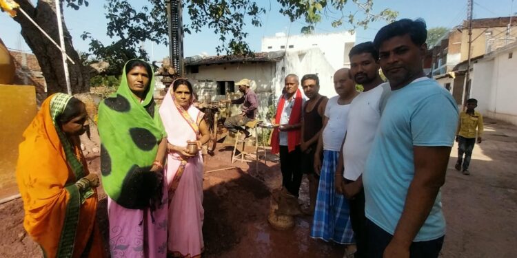 वार्ड नंबर 04 के पार्षद अमरनाथ साहू जी के द्वारा अपने पार्षद फण्ड से मोहल्ले वासियों के लिए बोर खुदवाया