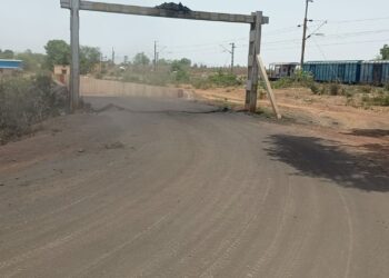 करगीरोड कोटा से नवागांव मुख्य मार्ग के बीच कोयले की उड़ती धूल से लोगों का राह चलना मुश्किल हो गया है। धूल के चलते सड़कों पर दिन में ही अंधेरा छा जा रहा है।