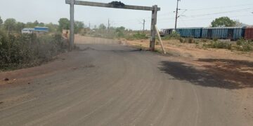 करगीरोड कोटा से नवागांव मुख्य मार्ग के बीच कोयले की उड़ती धूल से लोगों का राह चलना मुश्किल हो गया है। धूल के चलते सड़कों पर दिन में ही अंधेरा छा जा रहा है।