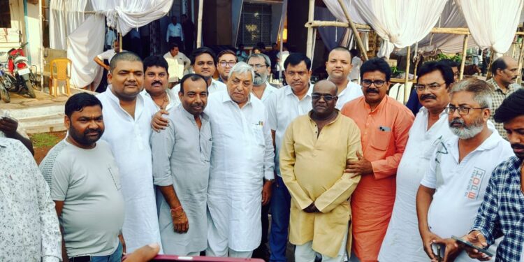 वरिष्ठ कांग्रेसी स्व.अशोक अग्रवाल जी को श्रद्धांजली अर्पित करनें पहुंचे पूर्व मंत्री एवं रायपुर ग्रामीण विधायक सत्यनारायण शर्मा जी एवं वरिष्ठ कांग्रेस नेता