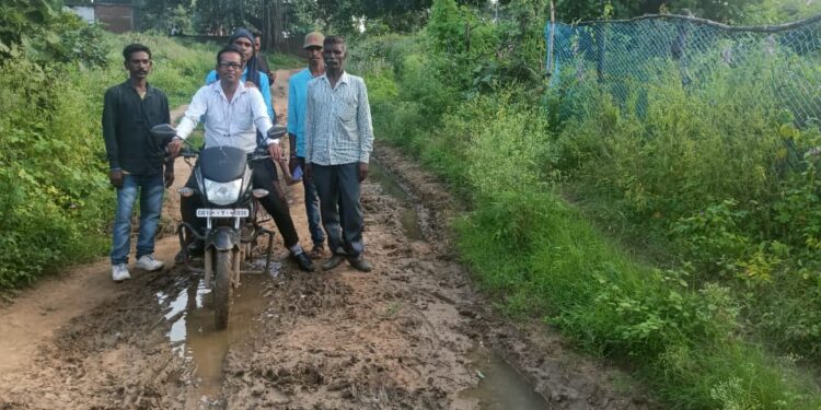 विधानसभा कोटा के ग्राम पंचायत के सड़कों का हाल  बेहाल : मनोज खांडे ब्लॉक अध्यक्ष आम आदमी पार्टी