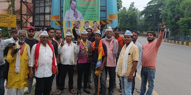 आज दिनांक 24,8,2023 को आम आदमी पार्टी के ब्लॉक अध्यक्ष मनोज खंडे एवं पदाधिकारीयो के नेतृत्व में विधायक निवास घेराव किया गया 150 की संख्या से भी ज्यादा कार्यकर्ता मौजूद रहे