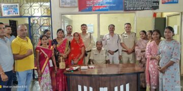 विश्व हिंदू परिषद बजरंग दल प्रखंड कोटा ने स्वास्थ्य कर्मी एवं पुलिस विभाग के भाइयों को बांधी राखी