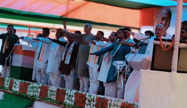 छत्तीसगढ़ के मुखिया श्री भूपेश बघेल ने सभी कांग्रेसियों को संकल्प शिविर में एकता और जीत का दिलाया संकल्प हाथ में हाथ कांग्रेस का साथ