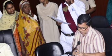 ग्रामीण ने की नहर में पीचिंग कार्य किये जाने की मांग कलेक्टर ने जनदर्शन में सुनी लोगों की समस्याएं