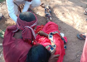 करगी रोड कोटा भयानक सड़क हादसा मार्ग पार करते समय एक महिला को बाइक सवार ने मारी टक्कर तीन लोग हुए घायल महिला का दोनों पैर फैक्चर 