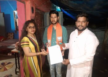 भाजपा युवा मोर्चा कार्यकर्ता उतरे मैदान पर*  जिला प्रशिक्षण प्रमुख एवं रेलवे प्रभारी आदित्य तिवारी और रेलवे युवा मोर्चा मंडल अध्यक्ष मुकेश राव के नेतृत्व में रेलवे मंडल युवा मोर्चा की टीम युवाओं से संपर्क में निकली