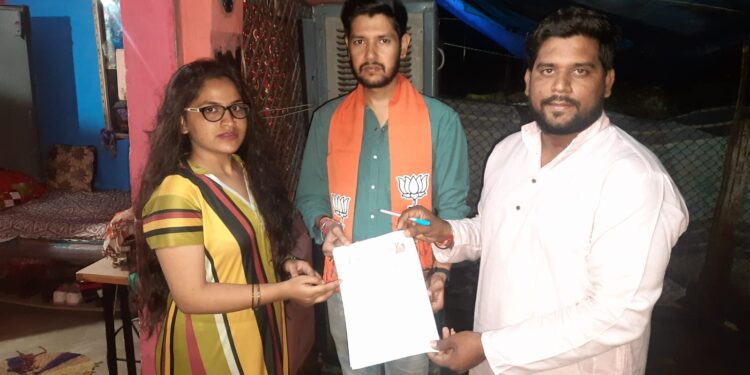 भाजपा युवा मोर्चा कार्यकर्ता उतरे मैदान पर* जिला प्रशिक्षण प्रमुख एवं रेलवे प्रभारी आदित्य तिवारी और रेलवे युवा मोर्चा मंडल अध्यक्ष मुकेश राव के नेतृत्व में रेलवे मंडल युवा मोर्चा की टीम युवाओं से संपर्क में निकली