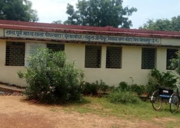 शाला प्रबंधन समिति नें की है शिकायत  छेरकाबांधा स्थित वेलकम शराब फैक्ट्री के वेस्ट मटेरियल की बदबू से स्कूली बच्चे हो रहे परेशान स्वास्थ और शिक्षा दोनों प्रभावित बच्चों और शिक्षक गांव वाले की जान खतरे में बड़े गंभीर बीमारी के हो सकते हैं शिकार