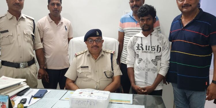 अंतराज्यीय चरस तस्कर 05 लाख के चरस सहित गिरफ्तार हिर्री पुलिस की कार्यवाही।थाना हिर्री जिला बिलासपुर छ.ग. अप. 247/2023धारा- 20 (बी) नारकोटिक्स एक्ट