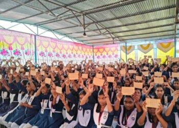 करगी रोड कोटा स्थित कन्या शाला में मतदाता जागरूकता, छात्राओं द्वारा माता पिता को पोस्ट कार्ड लेखन, एवं मानव श्रृंखला बनाकर शत – प्रतिशत मतदान करने का सन्देश दिया गया