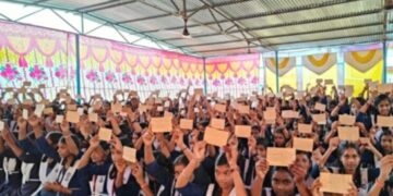 करगी रोड कोटा स्थित कन्या शाला में मतदाता जागरूकता, छात्राओं द्वारा माता पिता को पोस्ट कार्ड लेखन, एवं मानव श्रृंखला बनाकर शत – प्रतिशत मतदान करने का सन्देश दिया गया