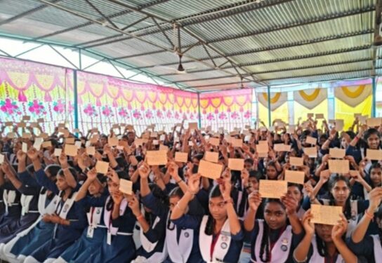 करगी रोड कोटा स्थित कन्या शाला में मतदाता जागरूकता, छात्राओं द्वारा माता पिता को पोस्ट कार्ड लेखन, एवं मानव श्रृंखला बनाकर शत – प्रतिशत मतदान करने का सन्देश दिया गया