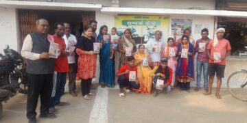 भारतीय जनता पार्टी कोटा विधानसभा क्रमांक 25 ग्राम पंचायत परसदा पीपर कुटी विधानसभा प्रत्याशी प्रबल प्रताप जूदेव का कमल छाप का प्रचार करने श्रीमती स्वर्गीय पूर्व प्रत्याशी मूलचंद खंडेलवाल का परिवार धर्मपत्नी देवकी खंडेलवाल सीमा खंडेलवाल के साथ करगी रोड कोटा के वेंकट लाल अग्रवाल प्रचार में पहुंचे