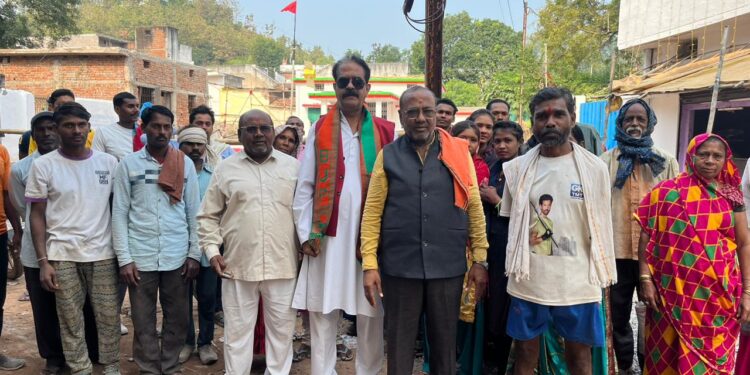 भारतीय जनता पार्टी कोटा विधानसभा क्रमांक 25 करगी रोड कोटा का करगी मंडल मैं आज पानी टंकी के पास बैठक संपन्न हुई कार्यकर्ताओं के साथ मतदाता का जबरदस्त उत्साह दिख रहा है