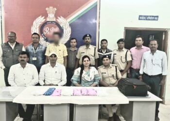 स्टेशन बिलासपुर पीएफ 01 में एक व्यक्ति को * 15.823 किलोग्राम चाँदी कुल कीमत 07,91,150 रु* के चांदी के आभूषण के साथ गिरफ्तार किया गया