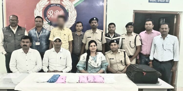 स्टेशन बिलासपुर पीएफ 01 में एक व्यक्ति को * 15.823 किलोग्राम चाँदी कुल कीमत 07,91,150 रु* के चांदी के आभूषण के साथ गिरफ्तार किया गया