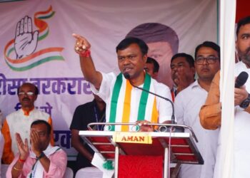 भाजपा जुमला देती है, कांग्रेस भरोसा देती है। कांग्रेस की जनघोषणा पत्र भरोसे की सरकार का घोषणा पत्र होगा। कोटा में मजबूर नहीं, मजबूत विधायक की आवश्यकता है-दीपक बैज। कोटा में कांग्रेस का विधायक बनाइये, कोटा में विकास का रथ दौडे़गा।