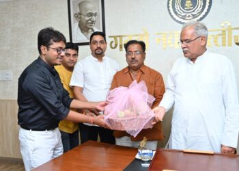 छठ पूजा समिति बिलासपुर के कार्यकारी अध्यक्ष अभय नारायण राय, प्रेमरंजन सिंह, प्रशांत सिंह, आशुतोष शर्मा ने रायपुर मुख्यमंत्री निवास पहुंचकर माननीय मुख्यमंत्री भूपेश बघेल से मुलाकात की और छठ माता का प्रसाद मुख्यमंत्री जी को दिया।