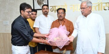 छठ पूजा समिति बिलासपुर के कार्यकारी अध्यक्ष अभय नारायण राय, प्रेमरंजन सिंह, प्रशांत सिंह, आशुतोष शर्मा ने रायपुर मुख्यमंत्री निवास पहुंचकर माननीय मुख्यमंत्री भूपेश बघेल से मुलाकात की और छठ माता का प्रसाद मुख्यमंत्री जी को दिया। 