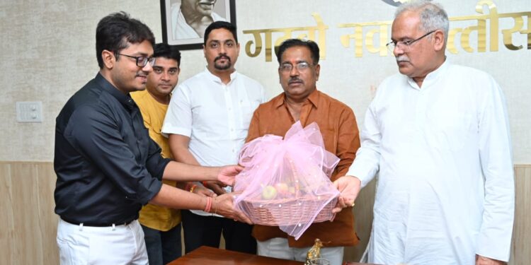 छठ पूजा समिति बिलासपुर के कार्यकारी अध्यक्ष अभय नारायण राय, प्रेमरंजन सिंह, प्रशांत सिंह, आशुतोष शर्मा ने रायपुर मुख्यमंत्री निवास पहुंचकर माननीय मुख्यमंत्री भूपेश बघेल से मुलाकात की और छठ माता का प्रसाद मुख्यमंत्री जी को दिया।