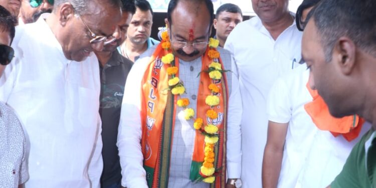 भारतीय जनता पार्टी प्रदेश अध्यक्ष सांसद बिलासपुर लोकसभा हम सबके चहते माननीय सांसद अरुण साव जी का जन्म उत्सव हमारे निज निवास पर पटाखा मिठाई केक काटकर कार्यकर्ताओं द्वारा भव्य स्वागत किया गया