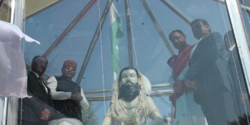 मुख्यमंत्री श्री विष्णुदेव साय ने बाबा गुरु घासीदास की प्रतिमा पर माल्यार्पण किया