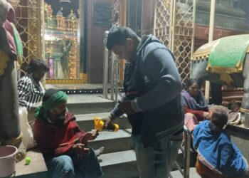 *कड़कड़ाती ठंड मे युवा समाजिक कार्यकर्ता ज़रुरत मंद कर रहे चाय बिस्कुट का वितरण*