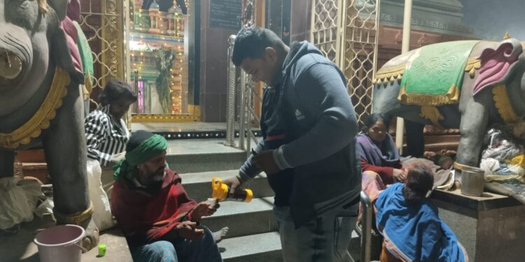 *कड़कड़ाती ठंड मे युवा समाजिक कार्यकर्ता ज़रुरत मंद कर रहे चाय बिस्कुट का वितरण*