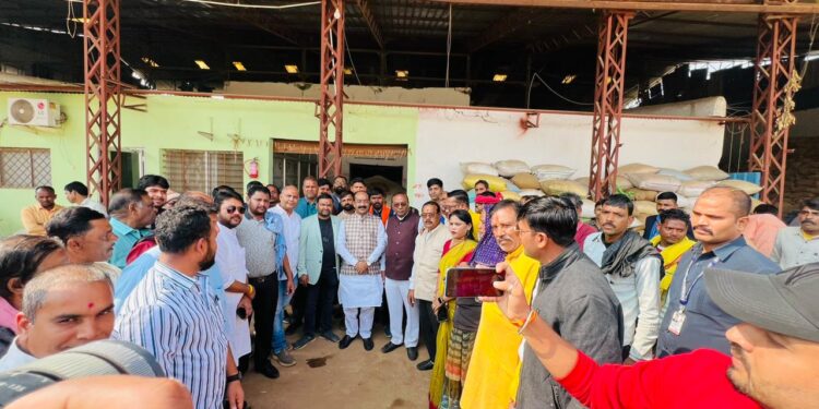 भारतीय जनता पार्टी छत्तीसगढ़ के उपमुख्यमंत्री माननीय अरुण साव जी का माननीय भारत रत्न अटल बिहारी जी वाजपेई के सुशासन सुशासन दिवस पर लोरमी जाते समय करगी रोड कोटा के जय स्तंभ नाका चौक साथ में करगी मंडल पश्चात राधा रानी राइस मिल में भव्य स्वागत भारतीय जनता पार्टी के कार्यकर्ताओं के साथ पटाखा मिठाई माला द्वारा स्वागत किया गया