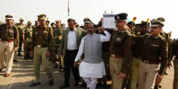 शहीद BSF जवान को नवनिर्वाचित छत्तीसगढ़ के डिप्टी सीएम अरुण साव ने दिया कंधा रायपुर बी,एस,एफ के शहीद जवान को स्टेट हेंगर में उपमुख्यमंत्री अरुण साव ने दी श्रद्धांजलि .