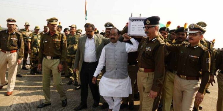 शहीद BSF जवान को नवनिर्वाचित छत्तीसगढ़ के डिप्टी सीएम अरुण साव ने दिया कंधा रायपुर बी,एस,एफ के शहीद जवान को स्टेट हेंगर में उपमुख्यमंत्री अरुण साव ने दी श्रद्धांजलि .