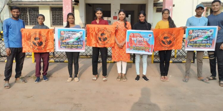 भव्य अमर तिरंगा शोभा यात्रा कोटा नगर में एवं आस पास के समस्त छात्र छात्राओं एवं नगर वासियों एवं सभी जाति सभी धर्म एवं सभी समाज के सभी व्यक्तियों के द्वारा तिरंगे के सम्मान में सभी स्वागत एवं अभिवादन करते हैं।