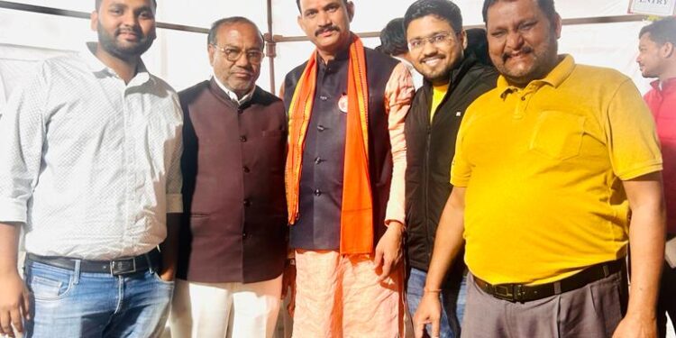 माननीय राम बिहारी जायसवाल लोक स्वास्थ्य परिवार कल्याण चिकित्सा पर्यावरण 20 सूत्रीय कार्यांयनवन मंत्री छत्तीसगढ़ शासन से मुलाकात कर करगी रोड कोटा जिला बिलासपुर आने का निमंत्रण दिया माननीय मंत्री जी ने आश्वासन दिया आपके यहां का जनहित का जो भी कार्य होगा जनहित में किया जावेगा