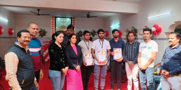 98-रक्तवीरो ने रक्तदान कर उत्सव मनाया..05-लोगो ने नेत्रदान का संकल्प-लिया।