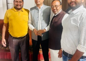 वाणिज्य कर आवास एवं पर्यावरण योजना एवं आर्थिक एवं सांख्यिकी मंत्री ओपी चौधरी छत्तीसगढ़ शासन से सौजन्य मुलाकात कर करगी रोड कोटा विधानसभा में आने का निमंत्रण दिया आवास की योजनाओं के लिए अवगत कराया राजस्व विभाग से हितग्राहियों को पट्टा वितरण नहीं हो रहा है नामांतरण भी नहीं किया जा रहा है आवास का कार्य प्रभावित हो रहा है माननीय मंत्री जी ने जल्द ही निराकरण करने का आश्वासन दिया