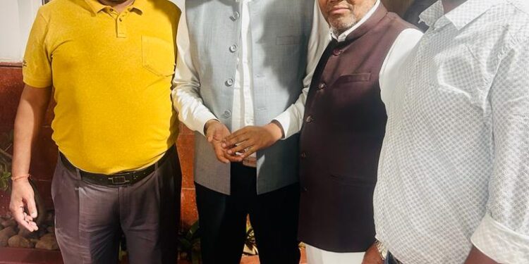 वाणिज्य कर आवास एवं पर्यावरण योजना एवं आर्थिक एवं सांख्यिकी मंत्री ओपी चौधरी छत्तीसगढ़ शासन से सौजन्य मुलाकात कर करगी रोड कोटा विधानसभा में आने का निमंत्रण दिया आवास की योजनाओं के लिए अवगत कराया राजस्व विभाग से हितग्राहियों को पट्टा वितरण नहीं हो रहा है नामांतरण भी नहीं किया जा रहा है आवास का कार्य प्रभावित हो रहा है माननीय मंत्री जी ने जल्द ही निराकरण करने का आश्वासन दिया