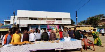 करगी रोड कोटा अखिल भारतीय विद्यार्थी परिषद करगी रोड कोटा जिला पेंड्रा द्वारा आयोजित तिरंगा यात्रा 1251 फिट स्टेशन से नाका चौक मारवाड़ी युवा मंच अग्रवाल समाज कोटा द्वारा अग्रसेन भवन के सामने भव्य स्वागत किया गया