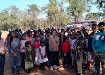 रायपुर संभाग के 120 दृष्टिहीन बच्चों को तखतपुर विधायक धर्मजीत सिंह के जी के सहयोग से निशुल्क कानन पेंडारी जू घुमाया गया*