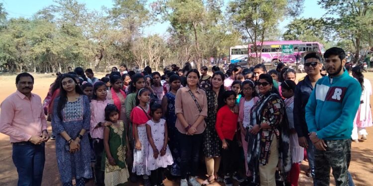 रायपुर संभाग के 120 दृष्टिहीन बच्चों को तखतपुर विधायक धर्मजीत सिंह के जी के सहयोग से निशुल्क कानन पेंडारी जू घुमाया गया*
