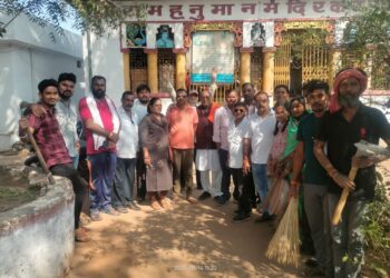 भारतीय जनता पार्टी कोटा मंडल नगर द्वारा प्रधानमंत्री नरेंद्र मोदी जी के आवाहन पर राम मंदिर अयोध्या प्राण प्रतिष्ठा होनी है राम मंदिर प्राण प्रतिष्ठा के उपलक्ष में भारतवर्ष में सभी मंदिरों में देवस्थलो में 14 जनवरी से 22 जनवरी तक साफ सफाई अभियान होना है आज राम मंदिर पढ़ाओ पारा से साफ सफाई अभियान का शुभारंभ हुआ