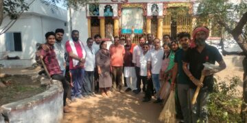 भारतीय जनता पार्टी कोटा मंडल नगर द्वारा प्रधानमंत्री नरेंद्र मोदी जी के आवाहन पर राम मंदिर अयोध्या प्राण प्रतिष्ठा होनी है राम मंदिर प्राण प्रतिष्ठा के उपलक्ष में भारतवर्ष में सभी मंदिरों में देवस्थलो में 14 जनवरी से 22 जनवरी तक साफ सफाई अभियान होना है आज राम मंदिर पढ़ाओ पारा से साफ सफाई अभियान का शुभारंभ हुआ