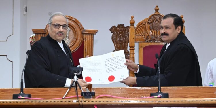 बिलासपुर/ छत्तीसगढ़ हाई कोर्ट में एडिशनल जज के रूप में श्री अरविंद कुमार वर्मा की नियुक्ति की गई है। मुख्य न्यायाधीश श्री रमेश सिन्हा ने श्री वर्मा को शपथ दिलाई।