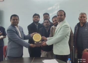 एसडीएम श्री प्रवीण तिवारी द्वारा छपरवा टीम को धान रकबा समर्पण में उत्कृष्ट कार्य हेतु सम्मानित किया गया। टीम में चन्द्र प्रकाश सोनी राकेश साहू विपीन तिवारी खालेश पाते योगेश बैश हीरामणि शामिल थे