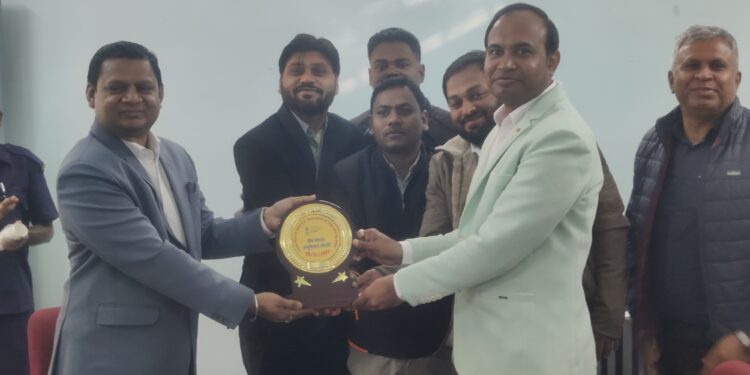 एसडीएम श्री प्रवीण तिवारी द्वारा छपरवा टीम को धान रकबा समर्पण में उत्कृष्ट कार्य हेतु सम्मानित किया गया। टीम में चन्द्र प्रकाश सोनी राकेश साहू विपीन तिवारी खालेश पाते योगेश बैश हीरामणि शामिल थे